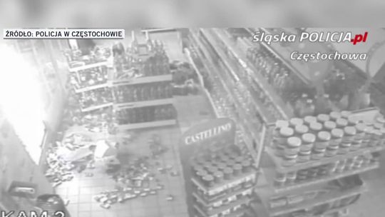 "Podstawił paletę z napojami, dwukrotnie z niej spadł". Włamywacz nie potrafił wydostać się z okradanego sklepu