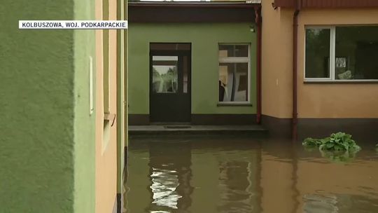 Podtopienia na południu Polski. Strażacy walczyli z wodą zalewającą posesje