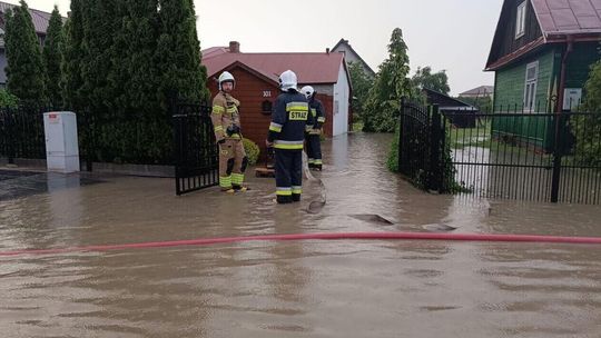Podtopienia, połamane gałęzie, wypompowywanie wody. Ponad sto interwencji strażaków
