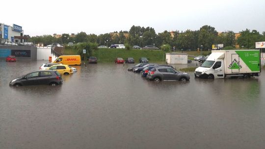 Podtopione budynki i samochody. Ulewa przeszła przez Lublin. IMGW znów ostrzega