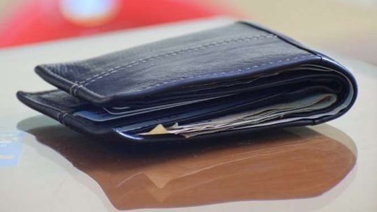 Podwiózł ją, a ona ukradła mu portfel. Wrócił po nią i zawiózł na komisariat