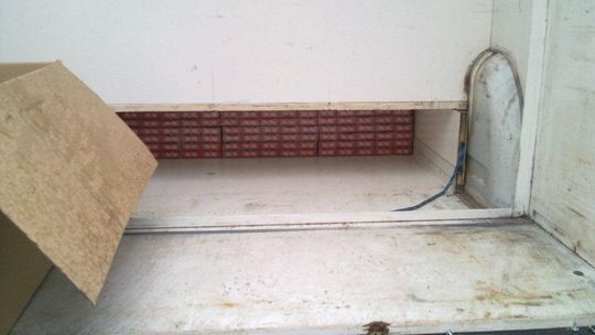 Podwójna podłoga w peugeocie na lewych numerach