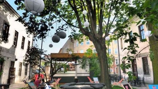 Podwórko na patio Pałacu Potockich. W piątek pierwszy koncert