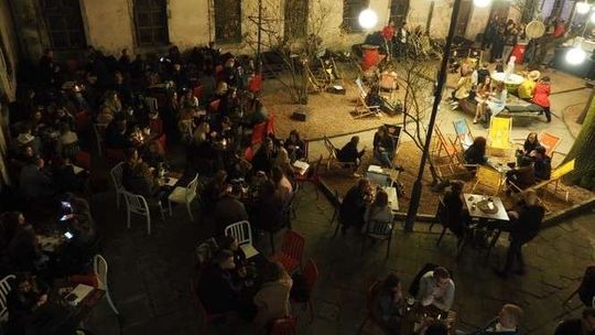 Podwórko znów otwarte. Kawiarniane ogródki na Starym Mieście także