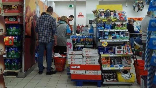 Podwyżki płac dla pracowników sieci sklepów. Ile zarabia się w Biedronce?