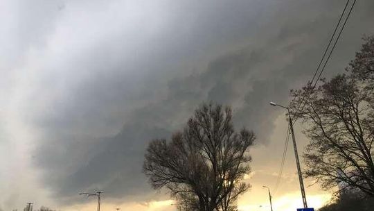 Pogoda na piątek. Silne burze z gradem, lokalnie trąby powietrzne