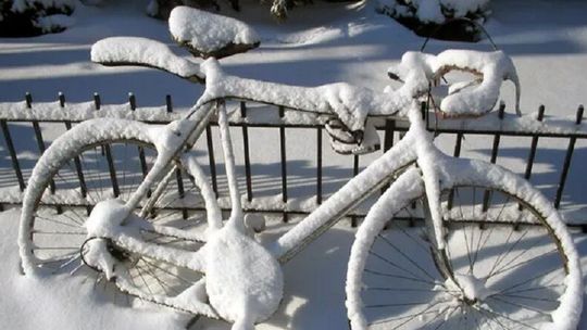 Pogoń przez zaspy za pijanym rowerzystą 