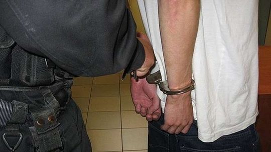 Pogryzł policjanta, bo chciał go zarazić. Krzyczał, że jest wysłannikiem szatana