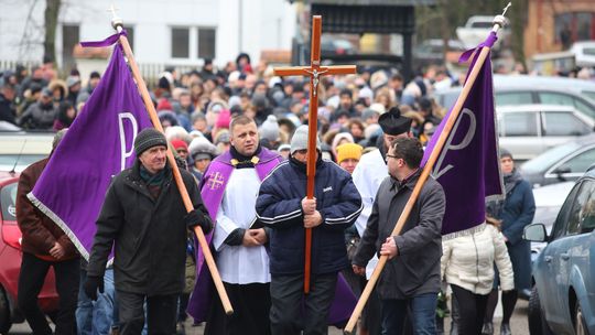 Pogrzeb Alicji Mazurek. Tłumy pożegnały zmarłą 19-latkę. "Potrafiła i płakać i milczeć z tymi, którzy tego potrzebują"