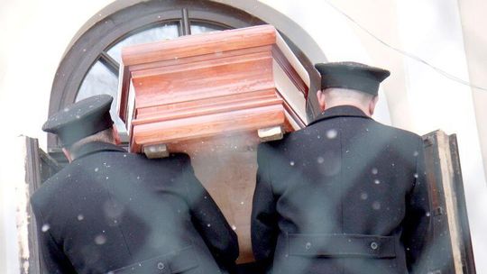 Pogrzeb bez mszy. Ksiądz: \"Nikt nie przyszedł do kancelarii\"