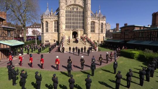 Pogrzeb królewski, ale prywatny. Rodzina pożegnała księcia Filipa