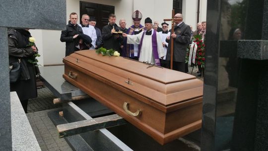 Pogrzeb ks. Stanisława Sieczki. Duchowny zmarł po ciężkiej chorobie [zdjęcia]