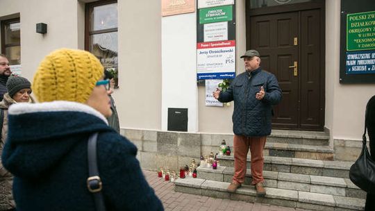 Pogrzeb Piotra Szczęsnego. W Zamościu zapalili znicz w jego intencji [zdjęcia]