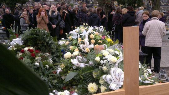 Pogrzeb policjanta zmarłego w wypadku. Uroczystości się zakończyły (wideo)