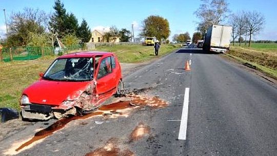 Poizdów: Wyprzedzał w gęstej mgle. Zderzył się z fiatem