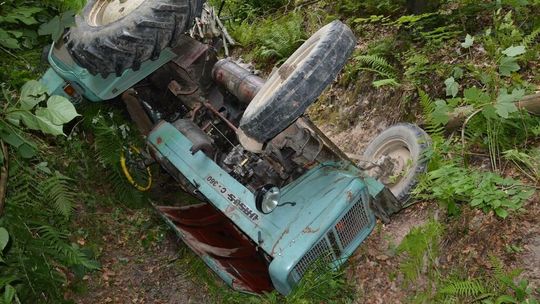 Pojechał do lasu po drewno. Zginął przygnieciony przez ciągnik