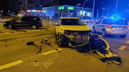 Pojechał na czerwonym. Dwa rozbite samochody