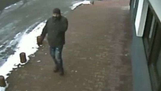 Pojechał za 14-latką windą i zaatakował ją przed drzwiami mieszkania. Wideo z monitoringu