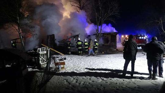Pojechali z dziećmi do lekarza, wtedy spłonął ich dom. Potrzebna pomoc dla rodziny (wideo)