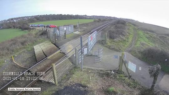 Pokaz głupoty: Położyła się na przejeździe kolejowym, by zrobić sobie śmieszne zdjęcie