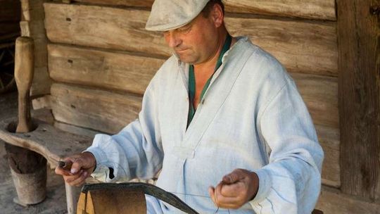 Pokaz tradycyjnego rzemiosła w Skansenie