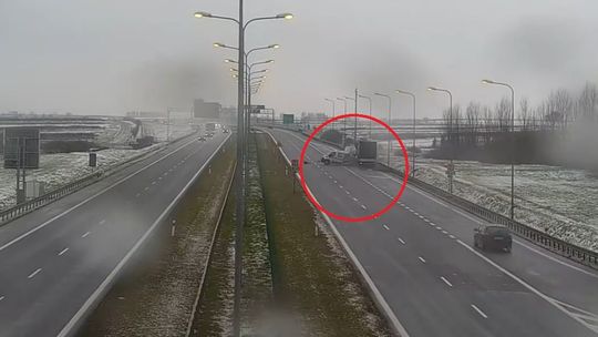 Pokazali nagranie z wypadku koło Kurowa. Dostawcze renault wjechało w drogowców