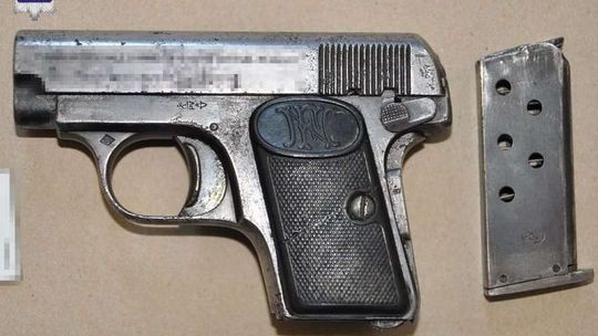 Pokłócił się z rodziną, chwycił za broń i uciekł