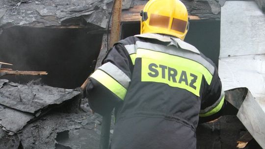 Pokłócił się z rodziną i podpalił stodołę. Spłonął samochód