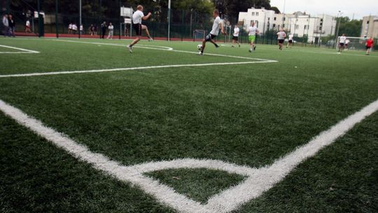 Pokłócili się na boisku. 12-latek odgryzł koledze kawałek czoła