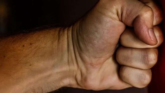 Pokłócili się o to kto robi lepsze wędliny. 52-latek z obrażeniami trafił do szpitala