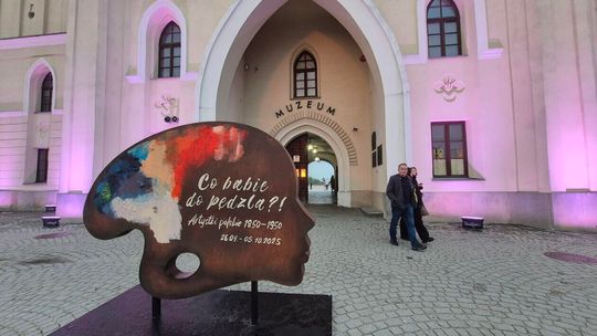Pół miliona osób odwiedziło muzeum narodowe. Hitem wystawa o polskich artystkach Wystawa „Co babie do pędzla?!” przed Muzeum na Zamku – instalacja artystyczna przy wejściu