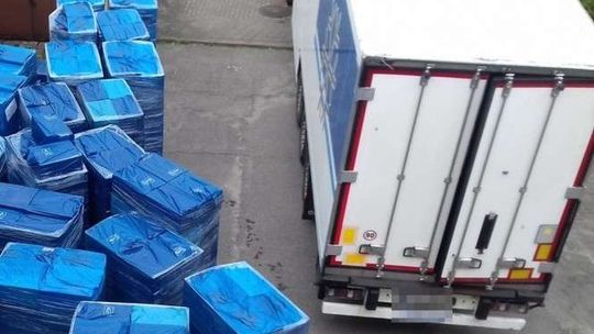 Pół miliona paczek nielegalnych papierosów w ciężarówce. Natrafili na nie przypadkowo