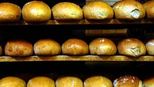 Polacy jedzą coraz mniej chleba. Małe piekarnie bankrutują