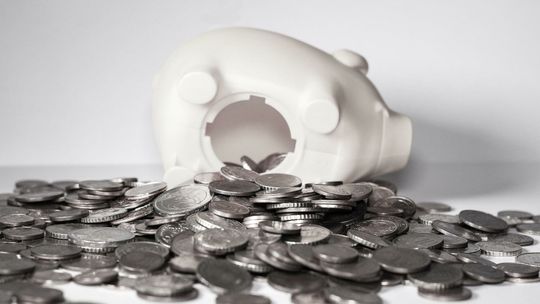 Polacy, pieniądze i moralność finansowa. Najczęściej usprawiedliwiamy pracę na czarno i unikanie alimentów