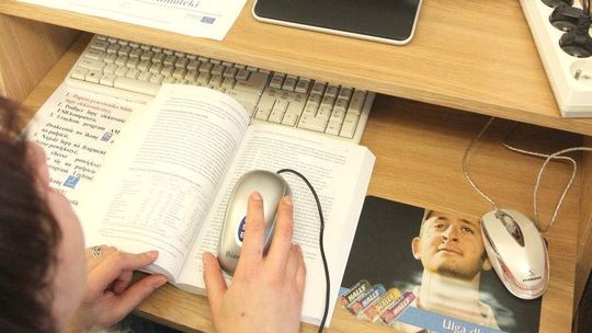 Polacy po 50. tracą miliardy przez brak internetu