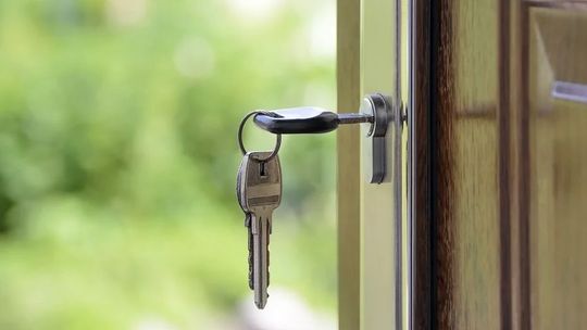 Polacy przestrzegają zaleceń i zostają w domach. "Jedynie 17 osób się nie dostosowało."