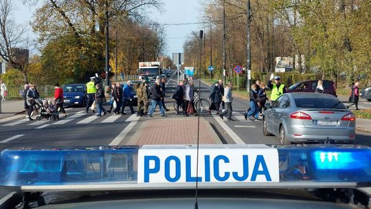 Polacy ruszyli na groby, a policja na drogi 