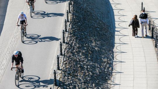 Polacy szukają alternatyw dla rosnących kosztów transportu. Na popularności zyskują rowery. Analiza OLX