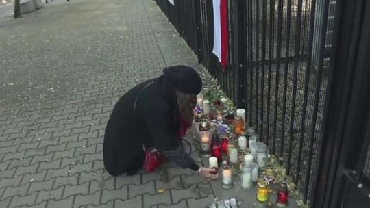 Polacy wstrząśnięci zamachami w Paryżu. Znicze pod ambasadą Francji