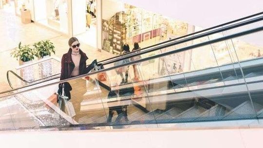 Polacy z zakupami czekają na promocje