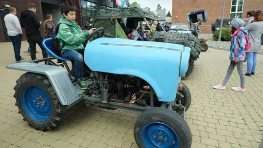 Połączenie traktora z trabantem i polonez na gąsienicach. Takie pojazdy powstają na Politechnice Lubelskiej