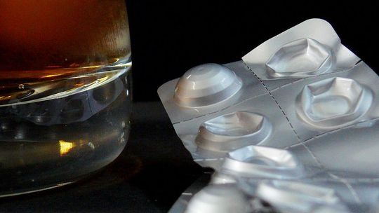 Połączył alkohol z lekami psychotropowymi. Potem zadał ojcu serię ciosów nożem