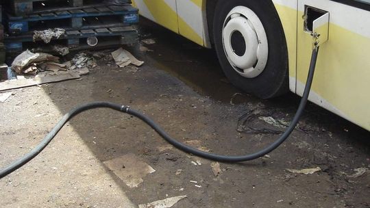 Polak i Ukrainiec wpadli na przepompowywaniu paliwa z autobusu