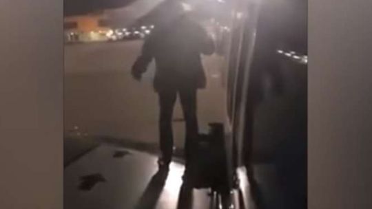 Polak wyskoczył z samolotu na skrzydło. Podróżni przerażeni [wideo]