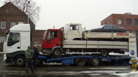 Polak zbudował na lawecie prawdziwą piramidę z samochodów