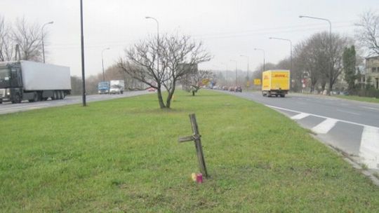 Połamany krzyż straszy przy al. Solidarności. Profanacja?