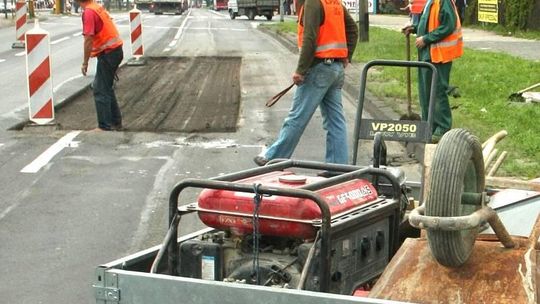 Poleją asfalt na dziurawe drogi w powiatach lubelskim i łęczyńskim