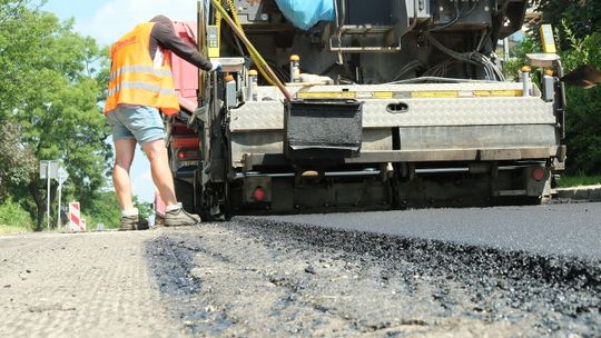 Poleje się asfalt na Dunikowskiego. Jeszcze w tym roku kierowcy pojadą jak po stole