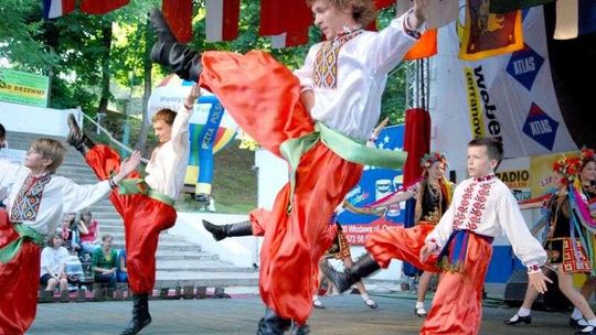 Poleskie Lato z Folklorem. Roztańczony świat wraca nad Bug