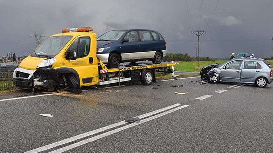 Polichna: Wyprzedzał samochody na zakręcie, doprowadził do "czołówki" (ZDJĘCIA, WIDEO)